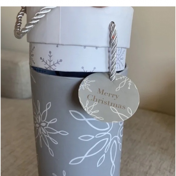 Snowflake pattern printed holiday bottle carrier with handle grey and white - Picture 3 of 5